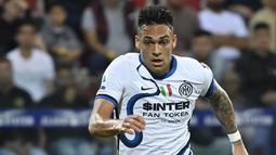 Pemain Inter Milan Lautaro Martinez mengontrol bola saat melawan Cagliari pada pertandingan sepak bola Liga Italia di Sardegna Arena, Cagliari, Italia, 15 Mei 2022. Inter Milan menang 3-1. (Alberto PIZZOLI/AFP)
