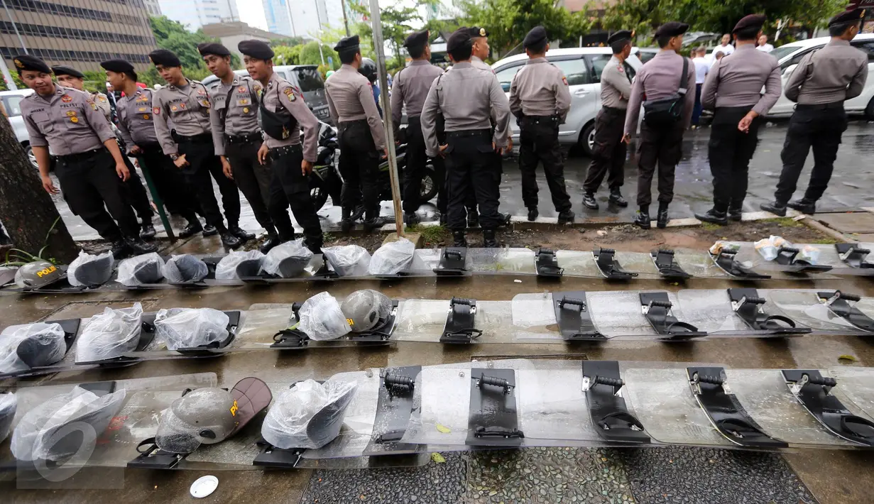 Sejumlah petugas kepolisian saat berjaga di kawasan Sarinah, Jakarta Pusat, Jumat (2/12). Meski aksi damai 2 Desember telah usai, mereka tetap berjaga sampai situasi kondusif. (Liputan6.com/Ferbian Pradolo)