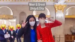 Penampilan Dita Secret Number bahkan sangat maksimal saat sambut kedatangan Presiden Jokowi dan Ibu Negara. Pasalnya Dita Karang mengenakan busana tradisional Indonesia yakni kebaya.(Instagram)