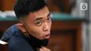 <p>Terdakwa Mario Dandy Satriyo saat menjalani sidang pledoi atau nota pembelaan di Pengadilan Negeri Jakarta Selatan, Jakarta, Selasa (22/8/2023). Mario Dandy menyatakan kecewa dengan Jaksa Penuntut Umum (JPU) yang menuntutnya 12 tahun penjara dalam kasus penganiayaan. (merdeka.com/Imam Buhori)</p>