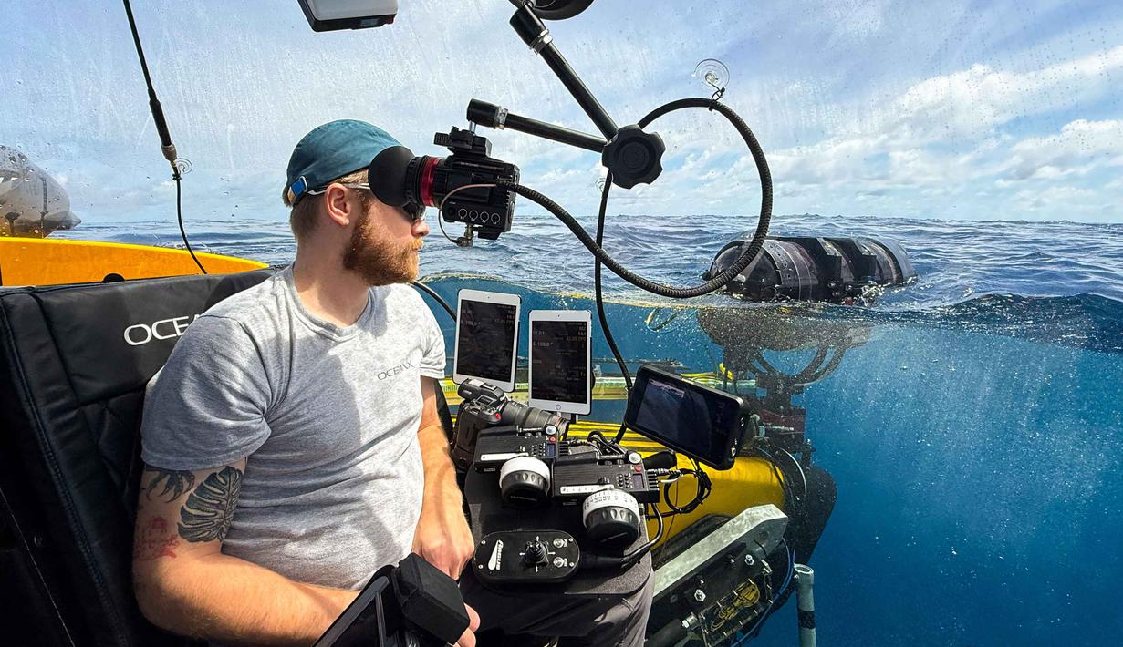 Mereka membawa serta hasil identifikasi 14 spesies megafauna, seperti yang juga dilaporkan ROV Program Lead OceanX, Andrew Craig. Tampak dalam foto yang diambil pada 9 Januari 2026 menunjukkan direktur fotografi OceanX, Adam Wolfbrandt, muncul kembali ke permukaan di kapal selam Nadir setelah menyelam di lepas pantai Pulau Sulawesi. (Sara HUSSEIN/AFP)