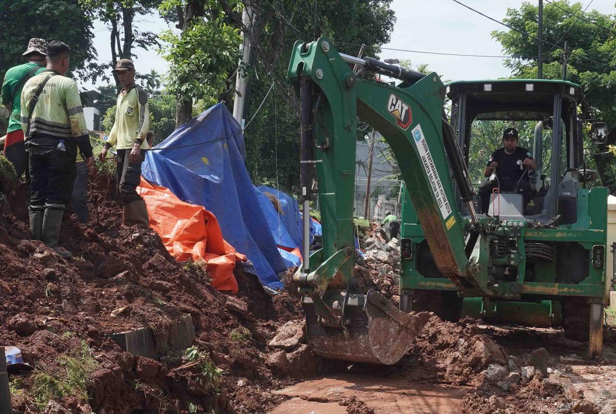 FOTO: Perbaikan Tembok Roboh di TPU Jeruk Purut