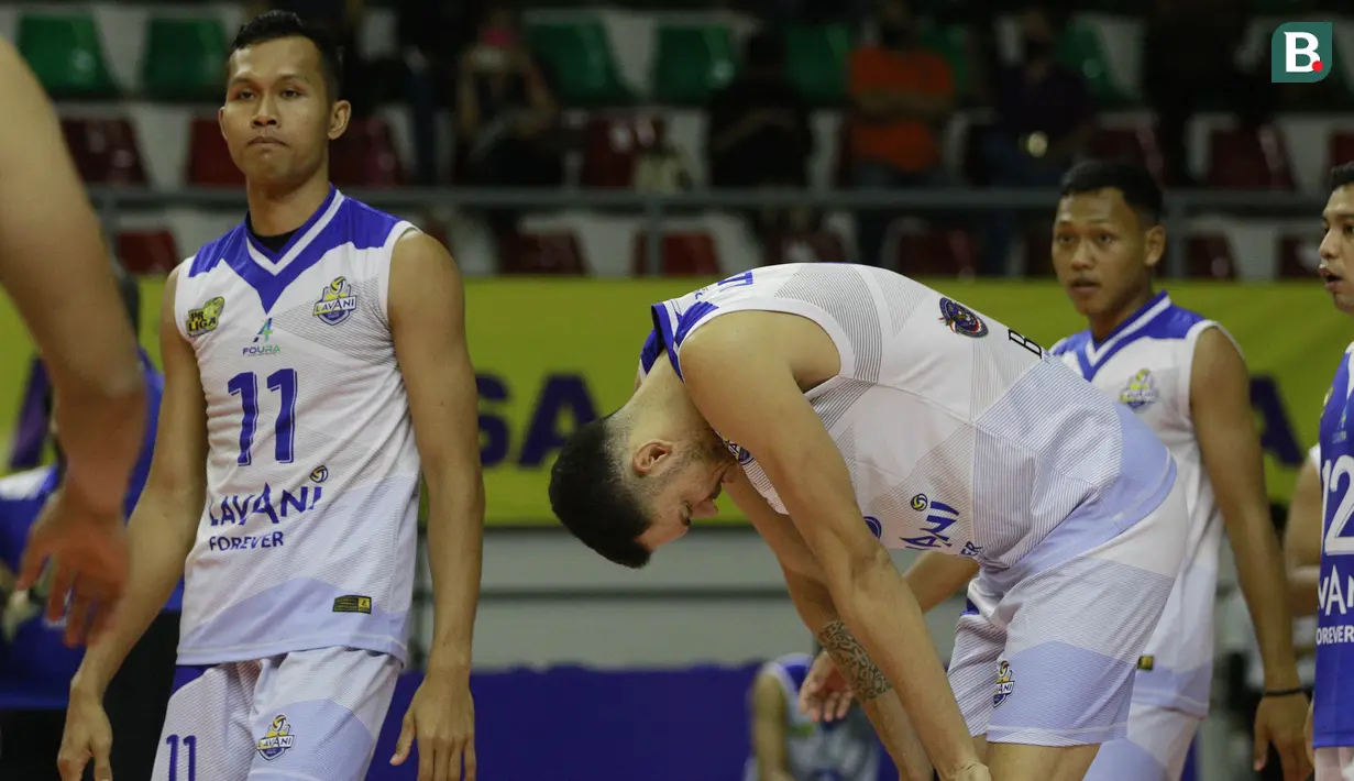 Pemain Bogor LavAni, Leandro Da Silva tampak lesu usai ditaklukkan Surabaya Bhayangkara Samator pada laga seri pertama final four PLN Mobile Proliga 2022 di Padepokan Bola Voli Sentul, Jawa Barat, Sabtu (12/3/2022). Bogor LavAni kalah 2-3 (25-21, 25-22, 25-27, 21-25, 12-15) (Bola.com/M Iqbal Ichsan)