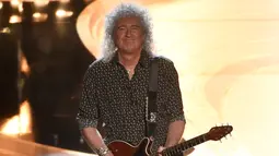 Gitaris band legendaris Queen, Brian May  tampil membuka perhelatan Academy Awards atau Oscar 2019 di Dolby Theatre, Los Angeles, Minggu (24/2). May membuka penampilan Queen di Piala Oscar dengan melakukan solo gitar. (Chris Pizzello/Invision/AP)