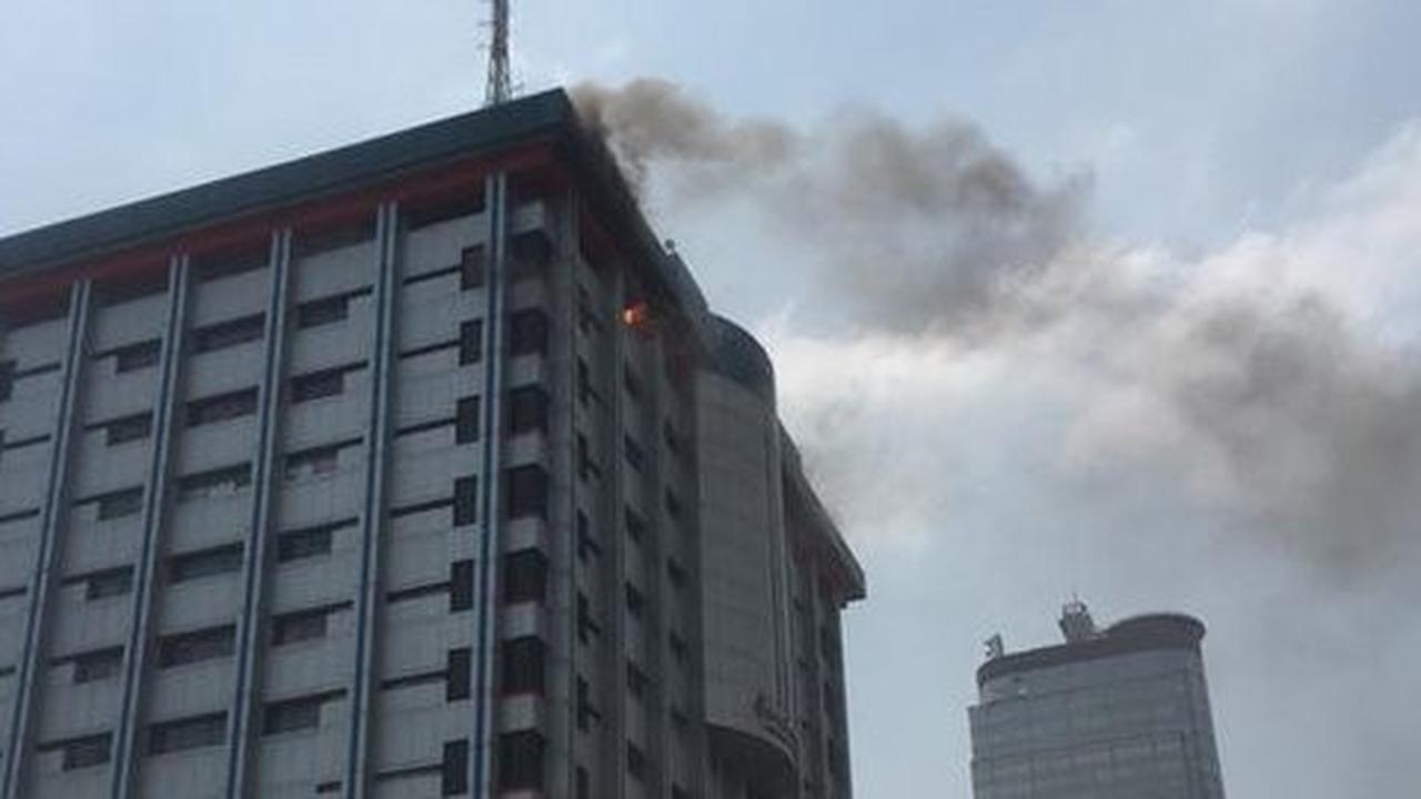 Lantai 14 Gedung Sarinah terbakar, 21 mobil pemadam dikerahkan