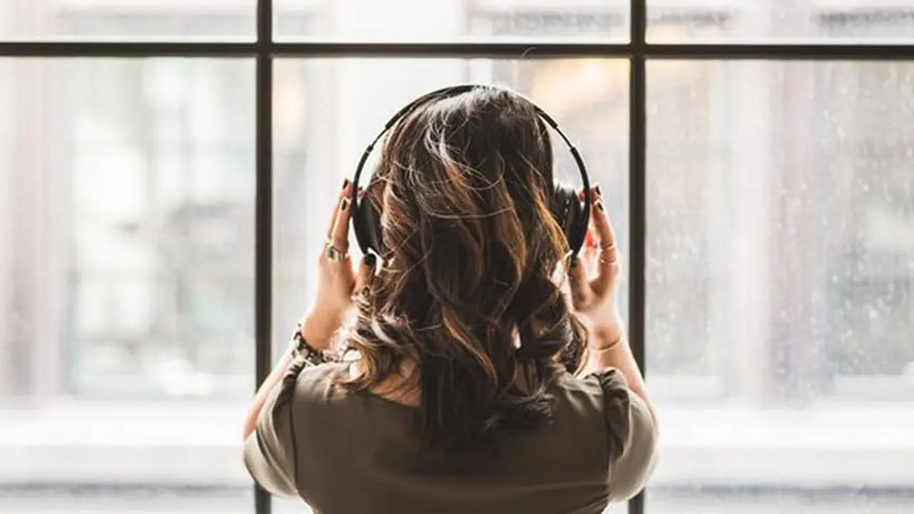 Mendengarkan musik/copyright Pexels.com