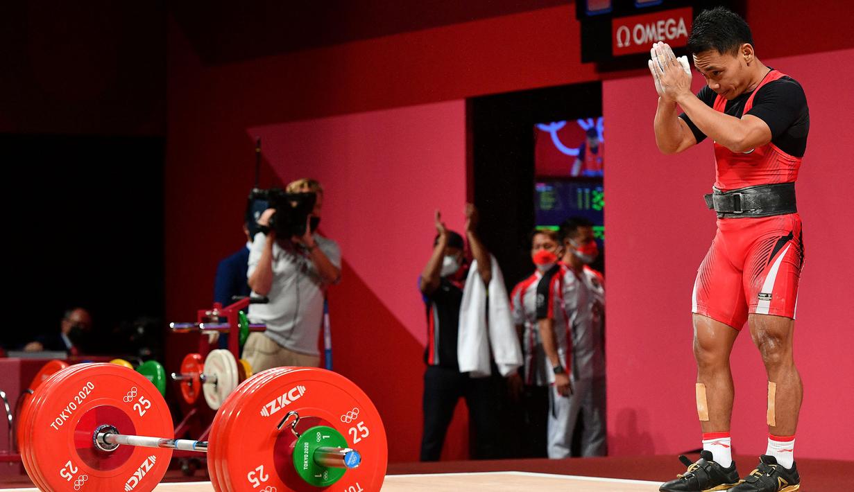 Eko Yuli berusaha di angkatan kedua clean and jerk, namun beban 172 kg masih terlalu berat untuk Eko. Kesempatan terakhir lifter berumur 31 tahun ini juga tak menemui hasil dan harus puas dengan urutan kedua. (Foto: AFP/Vincenzo Pinto)