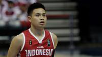 Pebasket Indonesia, Andakara Prastawa, saat melawan Thailand pada SEA Games 2019 di Mall Of Asia Arena, Manila, Filipina, Rabu (4/12). Indonesia kalah 76-98 dari Thailand. (Bola.com/M Iqbal Ichsan)