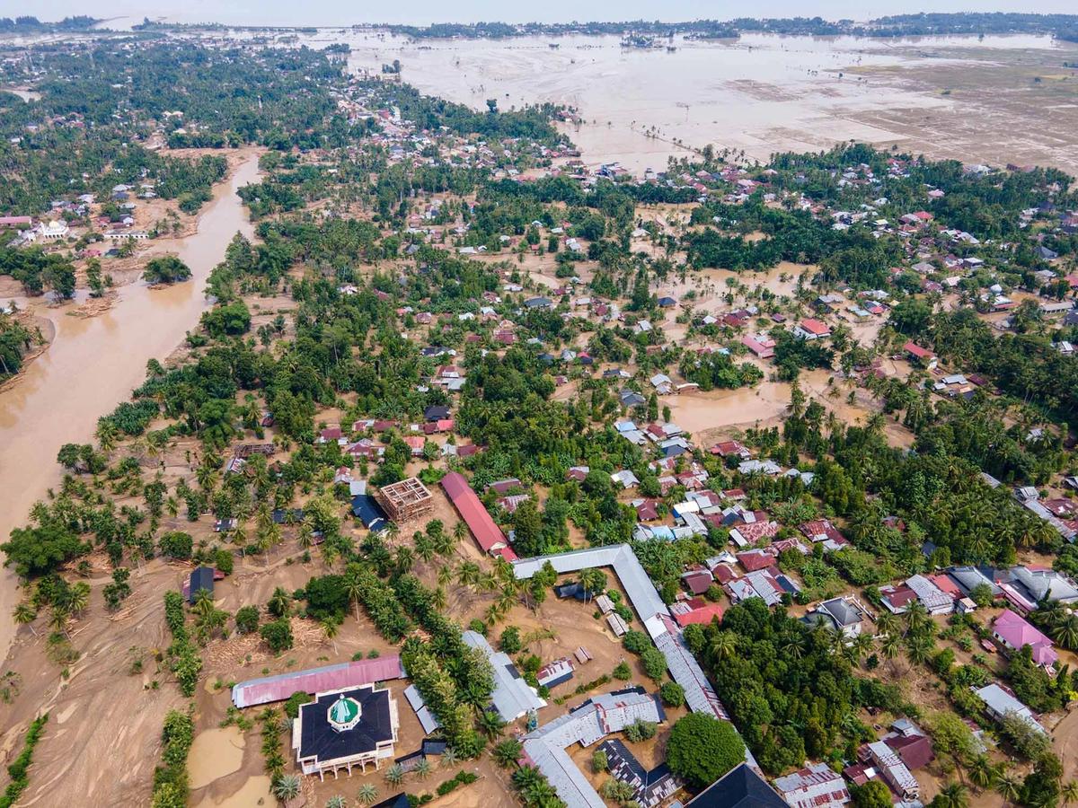 FOTO: Banjir Bandang Lumpuhkan Pidie Jaya, Jalur Aceh–Sumut Terputus