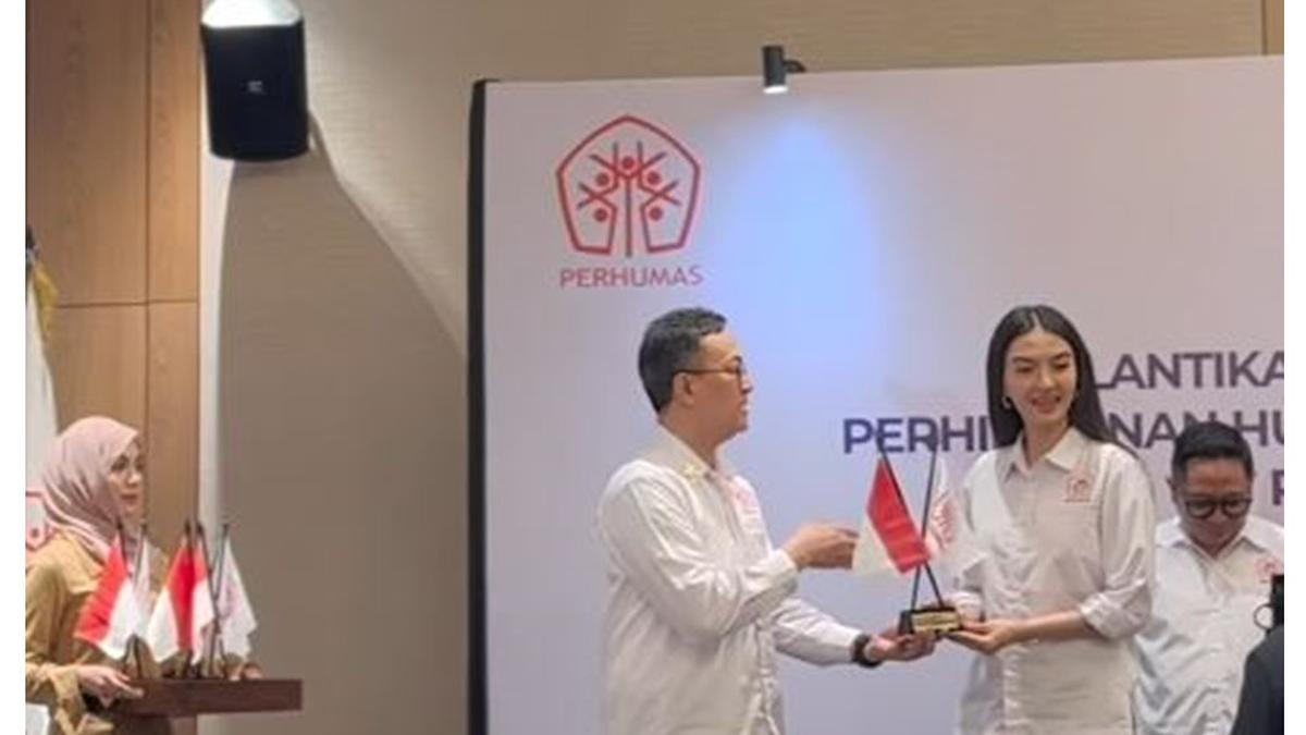 6 Pesona Raline Shah Kenakan Kemeja Putih Saat Dilantik Jadi Stafsus Menteri Komdigi
