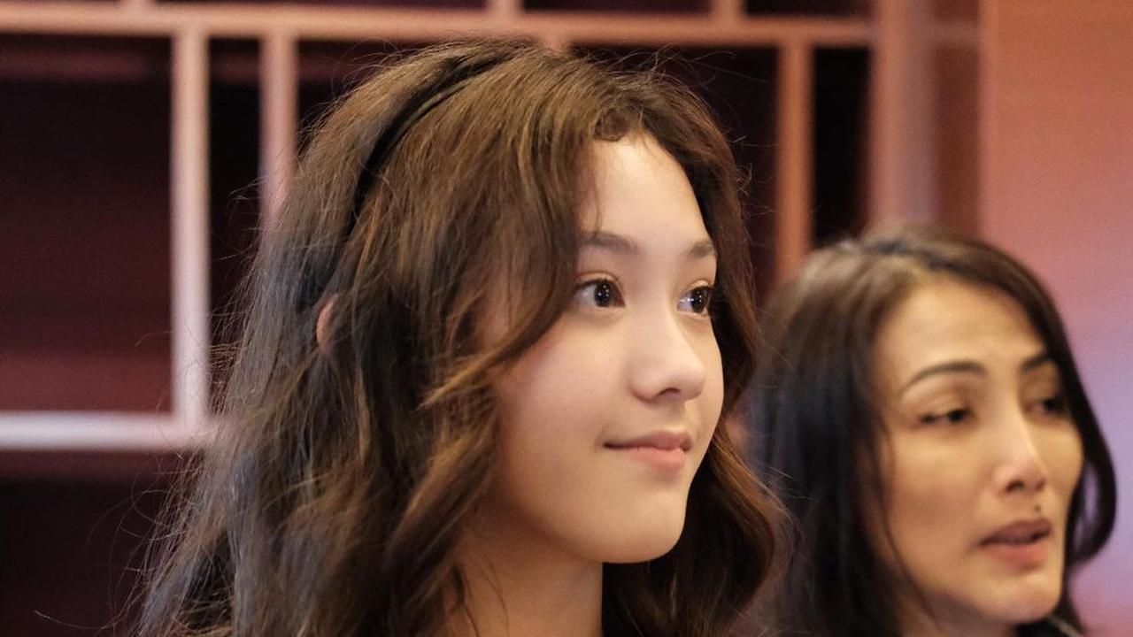 Potret Mikhaela Dampingi Nafa Urbach Saat Pelantikan DPR, Tampil Berkebaya - Makin Cantik