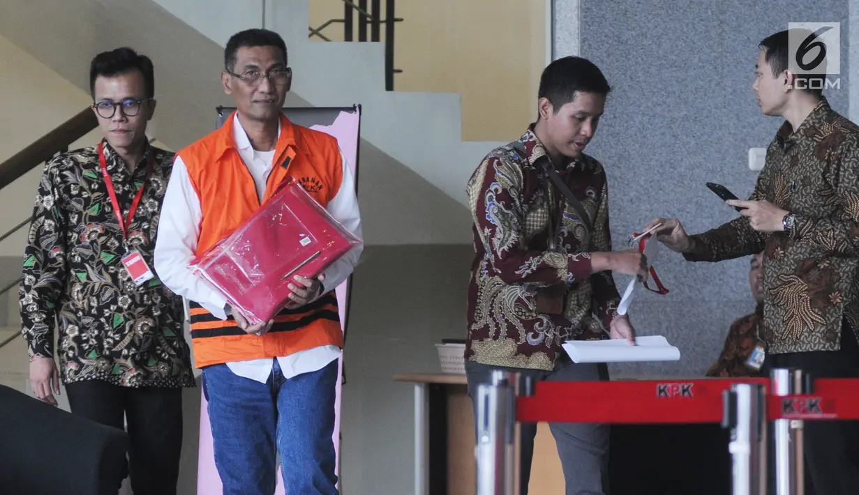 Bupati Kudus Muhammad Tamzil usai menjalani pemeriksaan oleh penyidik di Gedung KPK, Jakarta, Rabu (28/8/2019).  Muhammad Tamzil diperiksa sebagai tersangka terkait kasus suap pengisian jabatan perangkat daerah Kabupaten Kudus tahun 2019. (merdeka.com/Dwi Narwoko)