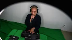 Foto yang diambil pada 26 Juni 2020 menunjukkan, Yogetsu Akasaka, seorang biksu Buddha yang juga seniman beatbox, menampilkan pertunjukan beatboxing secara live streaming di rumahnya di Tokyo. (CHARLY TRIBALLEAU/AFP)