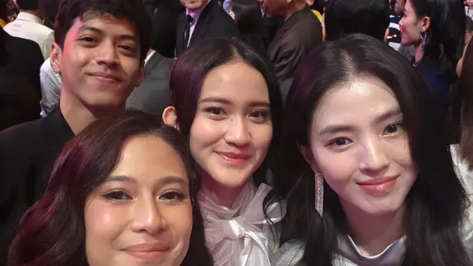 Saat Dian Sastrowardoyo Selfie bersama Han So Hee di Busan Film Festival Selfie. [@therealdisastr]
