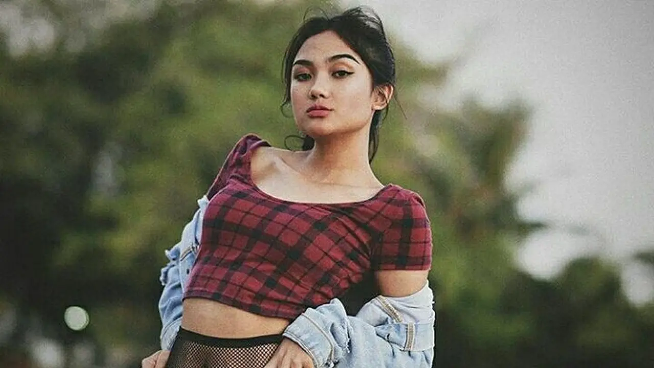 [Bintang] Punya Kulit Eksotis, Ini 5 Gaya Marion Jola Tunjukkan Body Goals