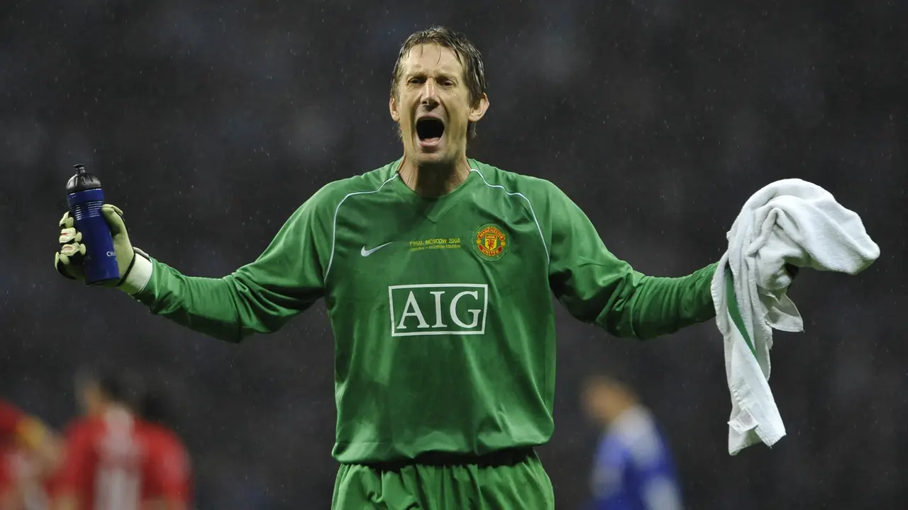 FOTO: 4 Pemain Tertua yang Pernah Memperkuat Manchester United Sepanjang Sejarah - Edwin van der Sar