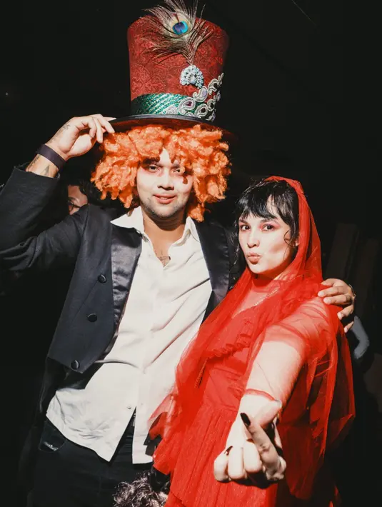 Atlet jetski Aero Aswar hadir dengan wig mentereng oranye dan topi sulap. [@aeroaswar]