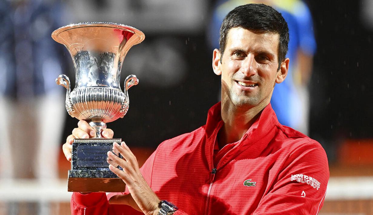 Petenis Serbia, Novak Djokovic, mengangkat trofi usai menjuarai Italia Terbuka di Roma, Senin (21/9/2020). Djokovic mengalahkan petenis Argentina, Diego Schwartzman, dengan skor 7-5 dan 6-3. (Alfredo Falcone/LaPresse via AP)