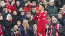 Pemain Liverpool, Trent Alexander-Arnold, melakukan selebrasi setelah mencetak gol ke gawang Fulham pada laga pekan 14 di Stadion Anfield, Minggu (3/12/2023). Bek asal Inggris ini menjadi Pahlawan kemenangan The Reds atas Fulham. (AP Photo/Jon Super)