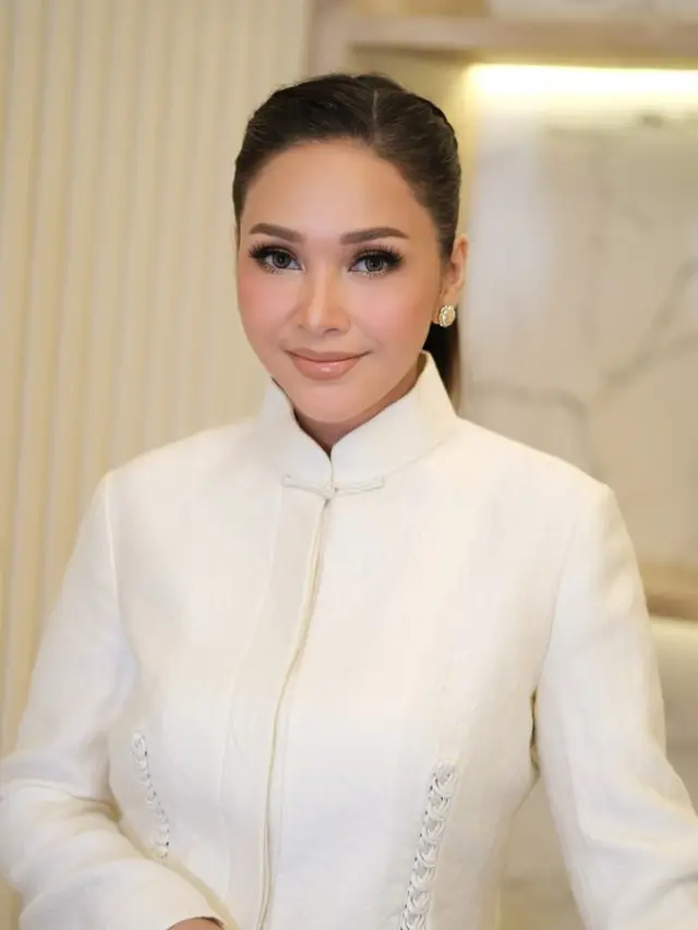 Potret Maia Estianty dengan Kebaya Modern Model Long Coat dan Jam Tangan Mewah