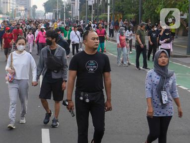 Warga berolahraga di kawasan bundaran HI, Jakarta, Minggu (12/6/2022). Car Free Day di kawasan Sudirman-Thamrin dimanfaatkan warga untuk berolah raga dan ber foto-foto. (Liputan6.com/Herman Zakharia)