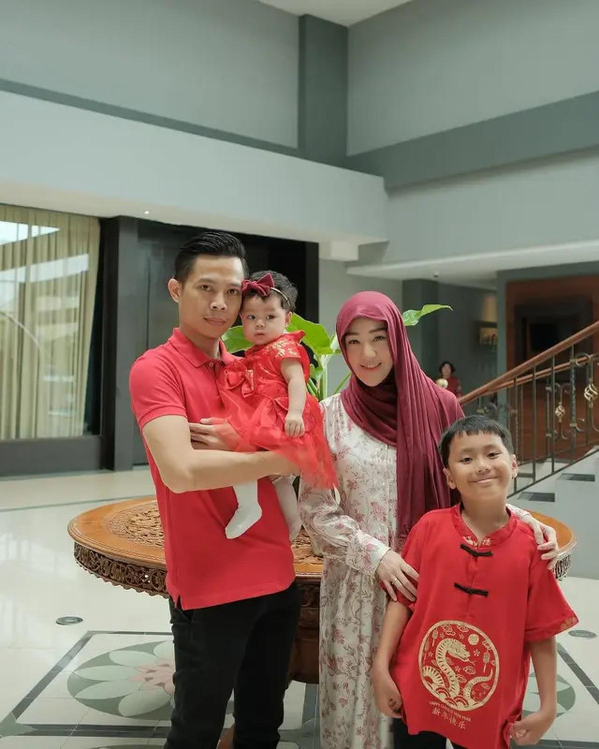 6 Potret Larissa Chou Rayakan Imlek Bareng Keluarga, Anaknya Senang Dapat Angpao