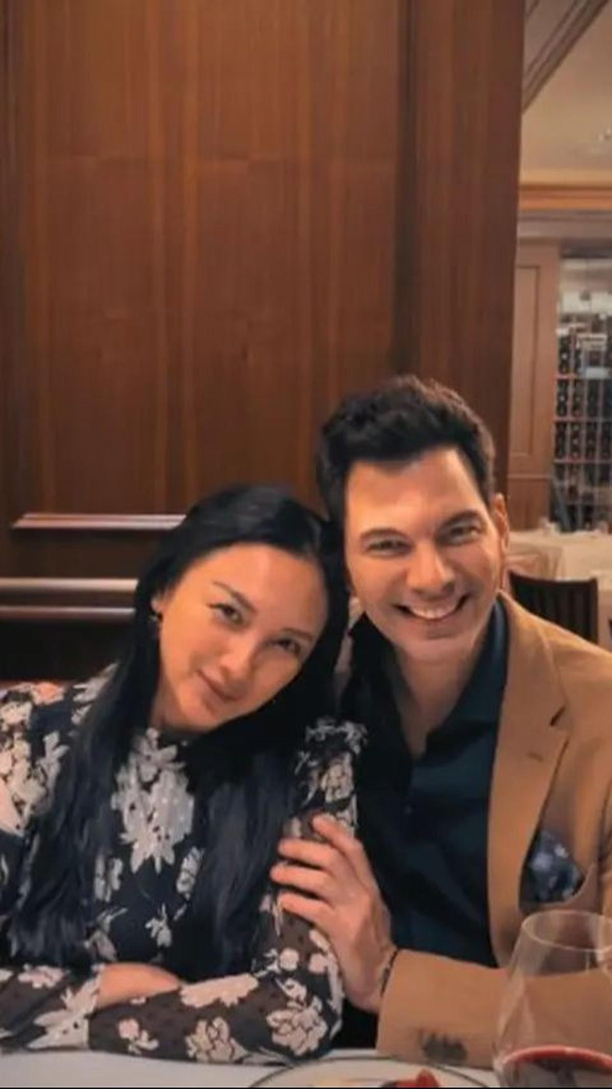 Bobby Tonelli, aktor berdarah Amerika Serikat, secara terbuka menunjukkan kemesraan dengan Tata Cahyani di platform media sosial.