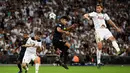 Pemain Tottenham Hotspur berusaha menghalangi striker AS Monaco, Radamel Falcao (tengah) pada laga Liga Champions Grup E di Stadion Wembley, Kamis (15/9/2016) dini hari WIB. (Reuters/Dylan Martinez) 