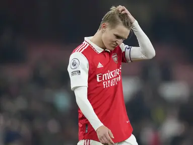 Pemain Arsenal, Martin Odegaard, tampak kecewa setelah ditahan imbang Southampton pada laga Liga Inggris di Stadion Emirates, Sabtu (22/4/2023). (AP Photo/Kirsty Wigglesworth)