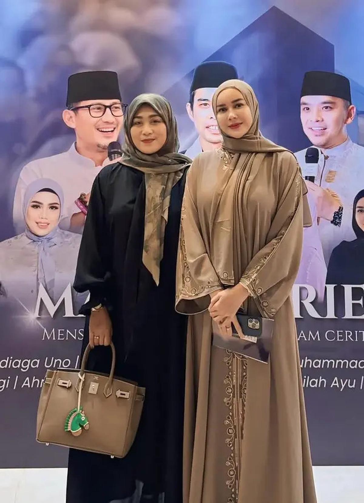 Gaya Aura Kasih Padukan Gamis dengan Tas dan Sandal Hermes saat Hadir Kajian