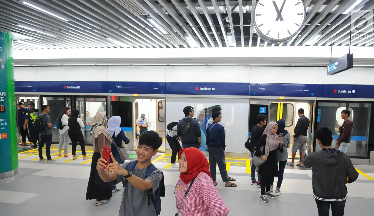 Warga foto di stasiun MRT Bundaran HI, Jakarta, Selasa (19/2). Setiap stasiun MRT fase 1 ini punya tema dan konsep yang berbeda. (Liputan6.com/Angga Yuniar)