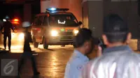 Sebuah ambulans melintas usai mengevakuasi pekerja yang terjebak kebakaran di bangunan Gedung Swiss Belhotel, Kelapa Gading, Jakarta, Minggu (7/8). Dua pekerja dikabarkan tewas saat terjadi kebakaran. (Liputan6.com/Helmi Fithriansyah)