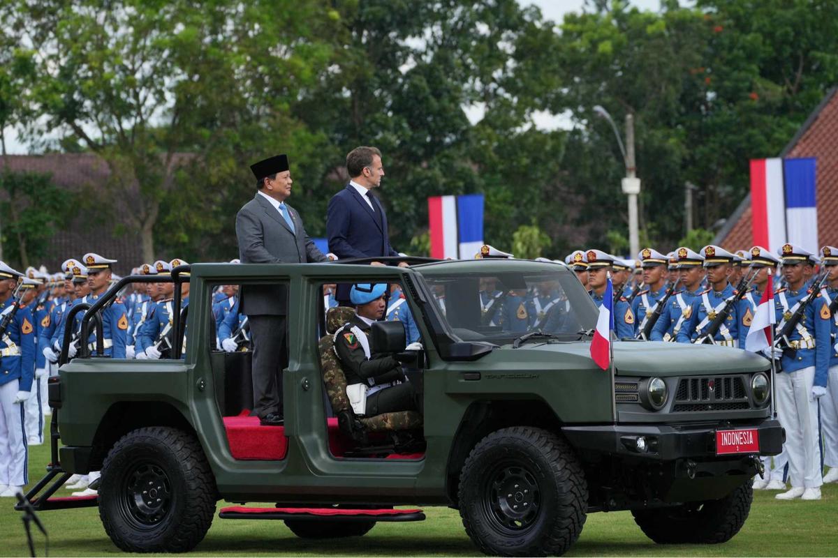 Prabowo dan Presiden Prancis Emmanuel Macron satu helikopter menuju Akmil Magelang