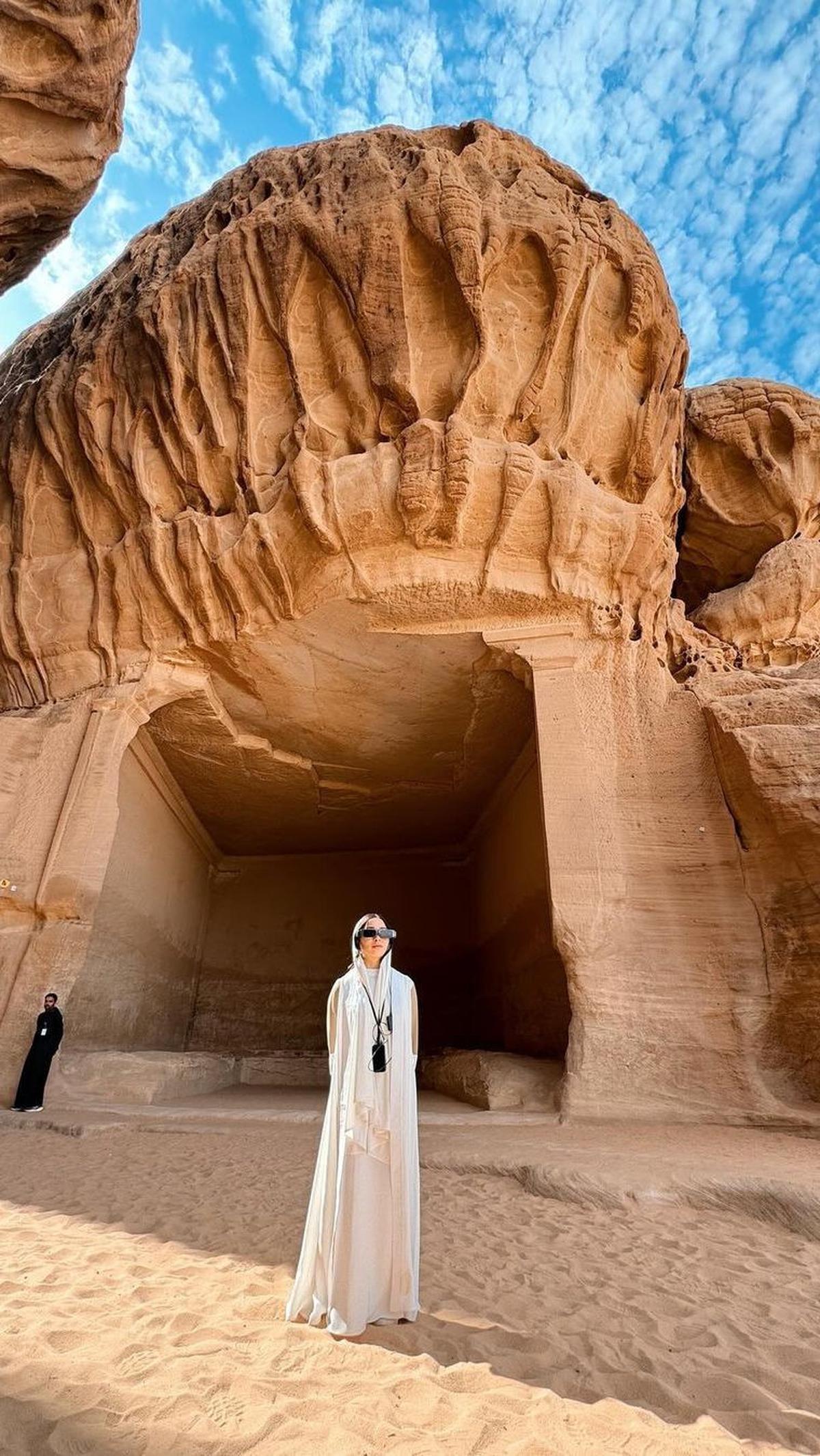 Mengenakan Gamis Putih Nan Menawan<br>Ketika berada di Al Ula, Nikita tampil menawan dengan gamis panjang putih yang menutupi seluruh tubuhnya.