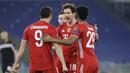 Striker Bayern Munich, Robert Lewandowski (kiri) melakukan selebrasi bersama rekan setim usai mencetak gol pertama timnya ke gawang Lazio dalam laga leg pertama babak 16 besar Liga Champions 2020/21 di Olimpico Stadium, Selasa (23/2/2021). Bayern Munich menang 4-1 atas Lazio. (AP/Gregorio Borgia)