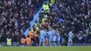 Penyerang Manchester City Kevin De Bruyne (tengah) berselebrasi setelah mencetak gol kedua timnya ke gawang Manchester United (MU) dalam laga pekan ke-28 Liga Inggris 2021/2022, Minggu malam (6/3/2022) di Etihad Stadium. Manchester City menang telak 4-1 atas MU. (AP Photo/Jon Super)