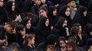 Sejumlah umat Syiah menahan tangis ketika menyaksikan reka ulang adegan Pertempuran Karbala yang menewaskan Husain bin Ali, di Sadr City, Baghdad, Irak, Rabu (12/10). Husain bin Ali merupakan cucu dari Nabi Muhammad. (REUTERS/Ahmed Saad)