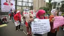 Peserta aksi dari kalangan perempuan melakukan demonstrasi di depan Gedung DPR RI, Jakarta, Rabu (8/3/2023). Aksi demonstrasi ini dilakukan tepat di Hari Perempuan Internasional. (Liputan6.com/Faizal Fanani)