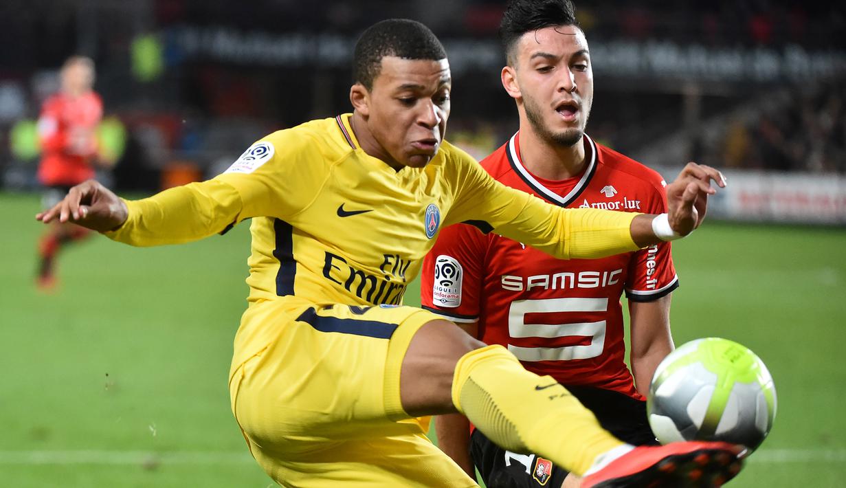 Aksi pemain PSG, Kylian Mbappe (kiri) menghalau bola dari kejaran pemain Rennes, Ramy Bensebaini pada laga Ligue 1 Prancis di Roazhon Park, Rennes, (16/12/2017). PSG menang 4-1. (AFP/ Jean-Francois Monier)