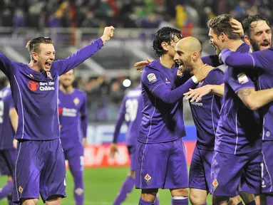 Pemain Fiorentina merayakan gol yang dicetak Borja Valero ke gawang Inter Milan dalam laga Serie A Italia di Stadion di Artemio Franchi, Firenze, Senin (15/2/2016) dini hari WIB. (EPA/Maurizio Degl' Innocenti)