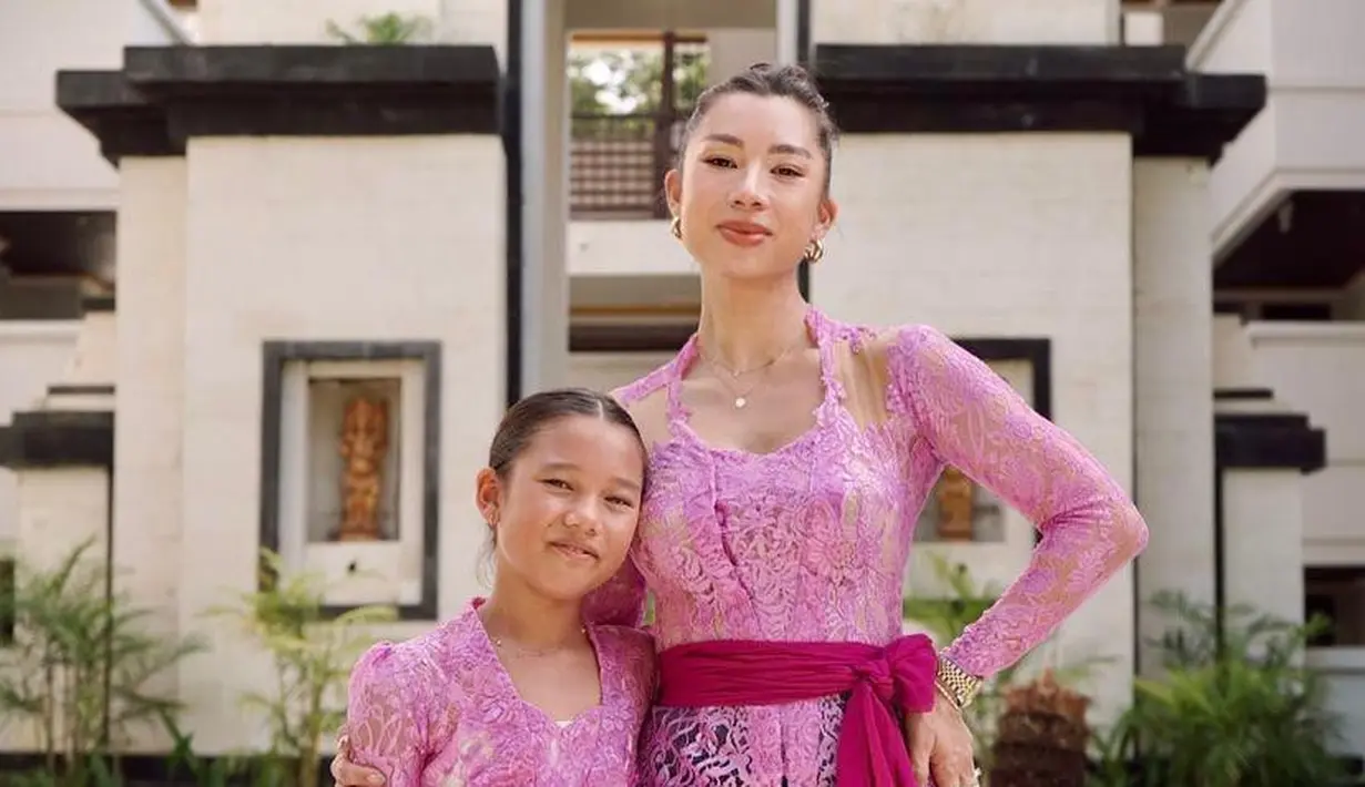 Jennifer Bachdim tampak anggun berkebaya warna pink, kembar dengan putri sulungnya, Kiyomi. (Instagram/jenniferbachdim).