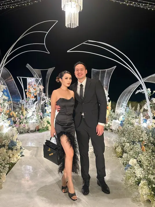 Pemeran Merdianti Octavia tampil elegan dan seksi dibalut strapless dress dengan detail high slit. [Foto: IG/merdiaoctav].