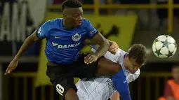 Pemain Leicester City, Robert Huth, berebut bola dengan pemain Club Brugge, Abdoulaye Diaby, pada laga Liga Champions Grup G, di Jan Bredelstadion, Brugge, Kamis (15/9/2016) dini hari WIB. (Reuters/Eric Vidal) 