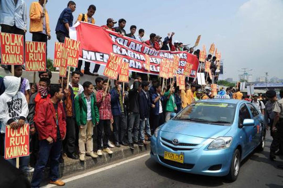 Tolak RUU Kamnas, mahasiswa bakar ban dan blokir jalan