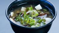 Semangkuk miso soup tofu Jepang. (Liputan6.com/IG/kinkaku.indonesia)