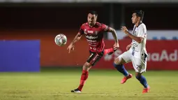 Pada pertandingan tersebut, Bali United tampil menekan sejak peluit awal babak dan memberikan ancaman pertama ke gawang PSIS. (Bola.com/Bagaskara Lazuardi)