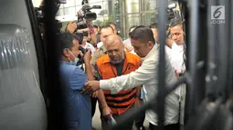 Mantan Hakim Konstitusi, Patrialis Akbar menaiki mobil tahanan usai menjalani pemeriksaan di gedung KPK, Jakarta, Selasa (23/5). KPK hari ini melimpahkan seluruh berkas dan tersangka ke penuntut umum. (Liputan6.com/Helmi Afandi)