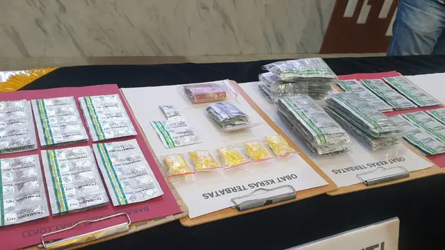 Ribuan tablet obat-obatan terlarang hasil penangkapan tim sancang dan satnarkoba Polres Garut, Jawa Barat. (Liputan6.com/Jayadi Supriadin)