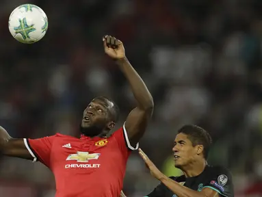 Bintang Manchester United, Romelu Lukaku (kiiri) menjadi salah satu kandidat top scorer Premier League 2017-2018, musim 2016-2017 bersama Everton Lukaku tampil 37 kali dengan mencetak 25 gol. (AP/Thanassis Stavrakis)