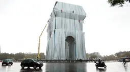 Pemandangan Arc de Triomphe di Paris yang dibungkus, pada Selasa (14/9/2021). Proyek seni berjudul L'Arc de Triomphe, Wrapped ini senilai Rp 235 miliar yang dibiayai sendiri oleh sang seniman. (AP Photo/Thibault Camus)